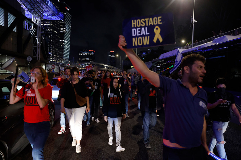 ５月６日、テルアビブで人質解放を求めるイスラエル人のデモ参加者/Amir Levy/Getty Images